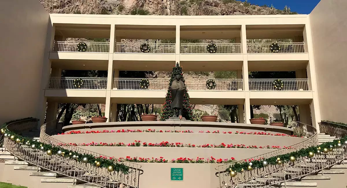 ambius-project-image-holiday-decor-phoenician-resort-us